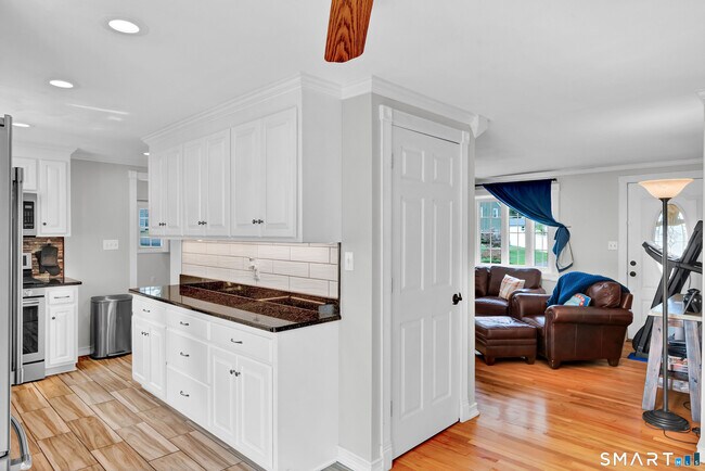 Building Photo - 75 Glenwood Dr