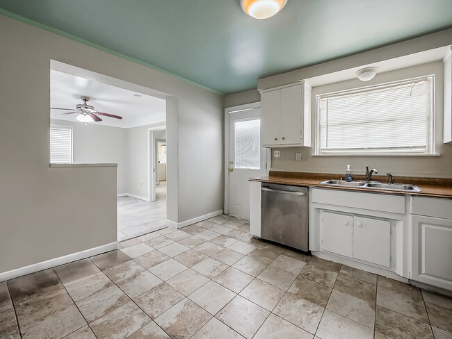 Building Photo - 25323 Orchard Lake Rd