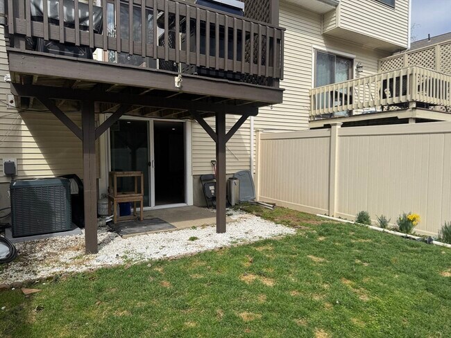 Building Photo - 909 Pleasant St