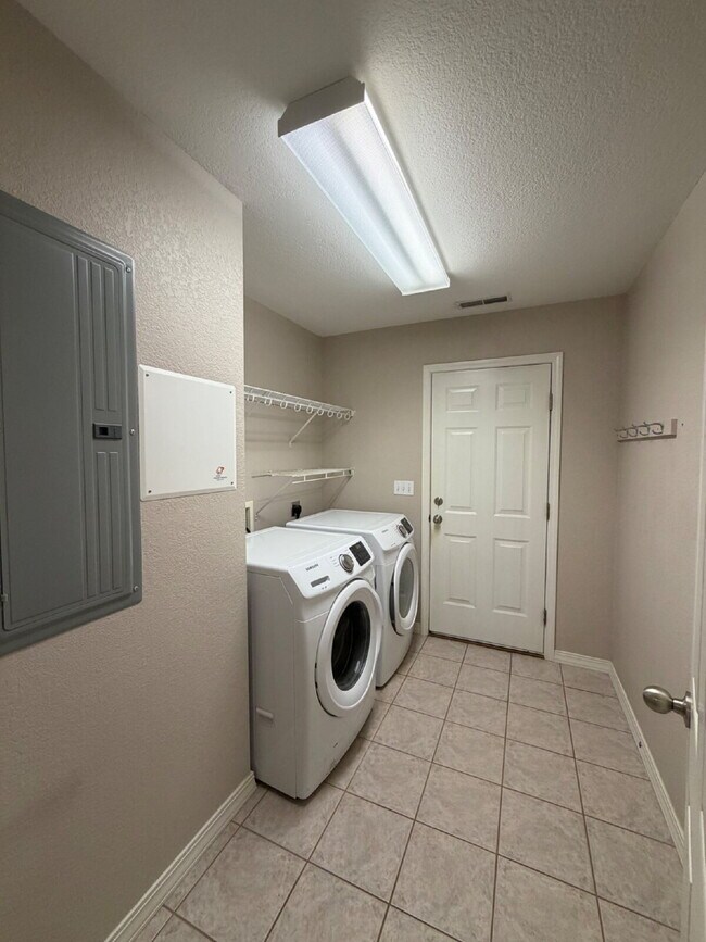 Building Photo - "Charming 3-Bedroom Summerbrooke home with 2 Full Baths with Fenced in, flat back yard”