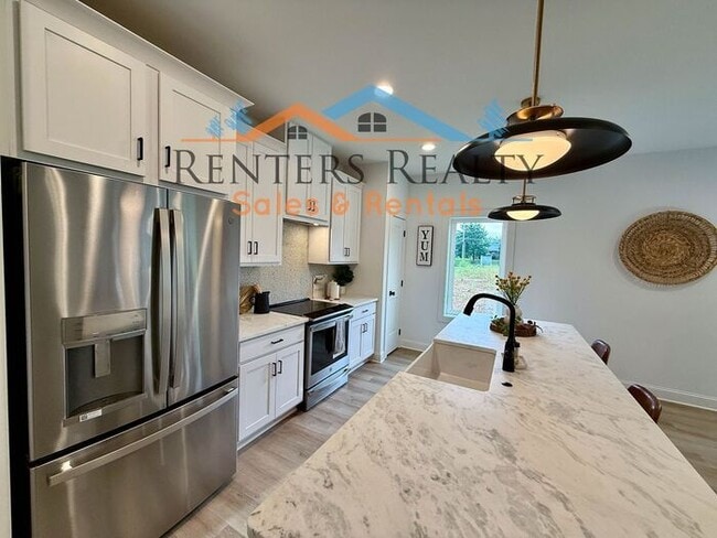 Building Photo - Stunning 3 Bedroom with Rooftop Terrace