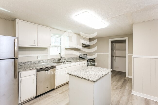 Building Photo - 2305 Standing Springs Rd