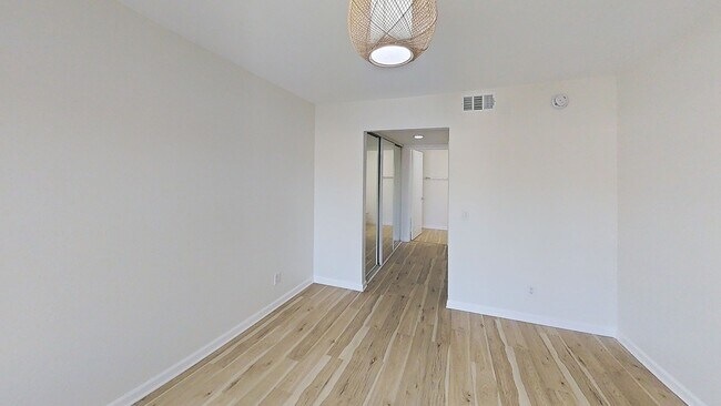 Building Photo - Woodland Hills 2/Bedroom and Loft Condo!