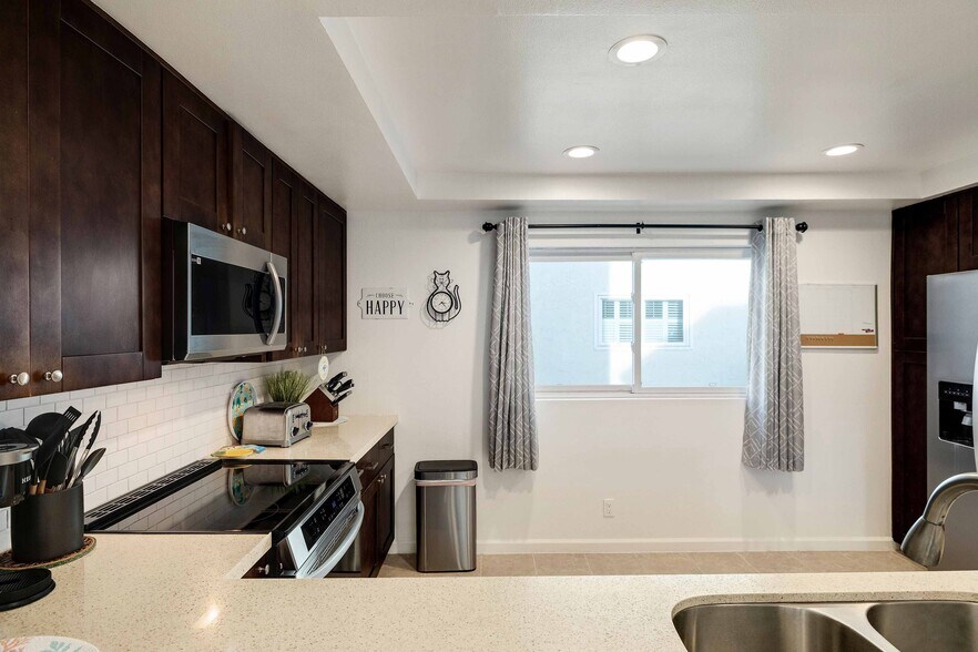 Building Photo - 255 Valley Dr