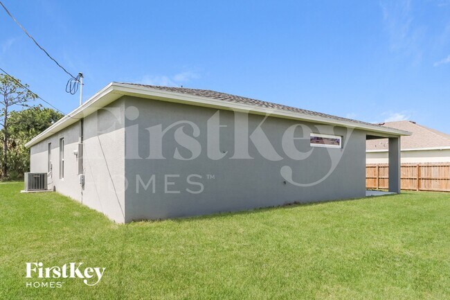 Building Photo - 1158 SW Eleuthera Ave