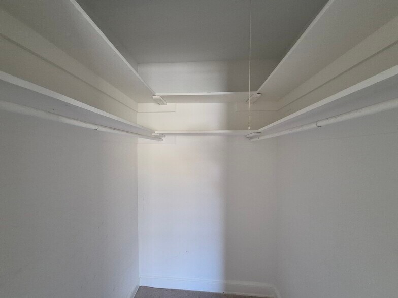 Building Photo - 1602 W Abingdon Dr