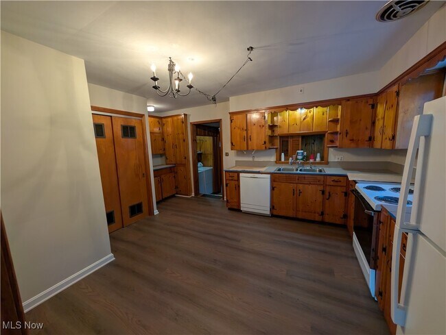 Building Photo - 703 Avondale St