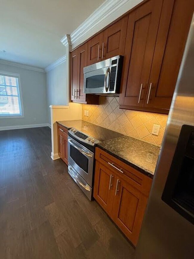 Building Photo - Experience the Heart of It All - at Mayfaire Townview!