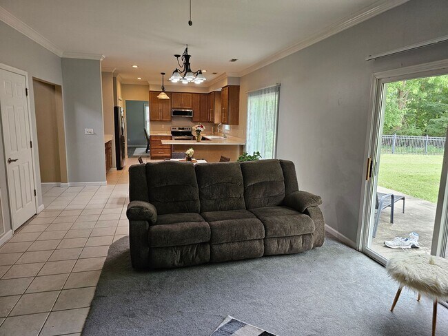 Building Photo - Beautiful family home in Great Neighborhood