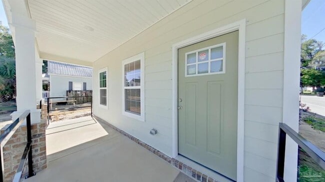 Building Photo - 2 bedroom in PENSACOLA FL 32501