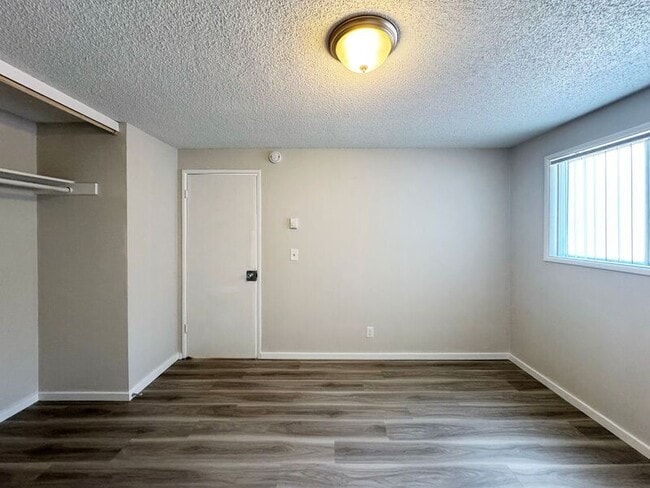 Building Photo - 1115 W 6th Ave