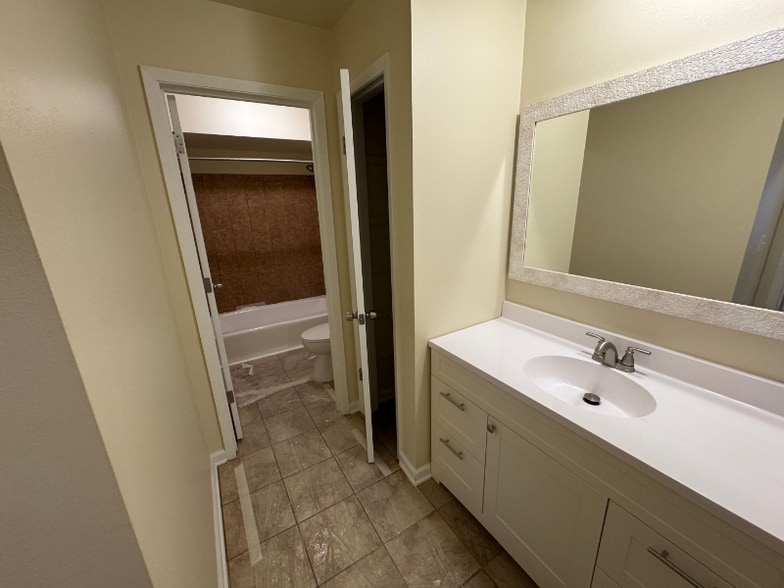 Building Photo - 630 S Hawley Rd