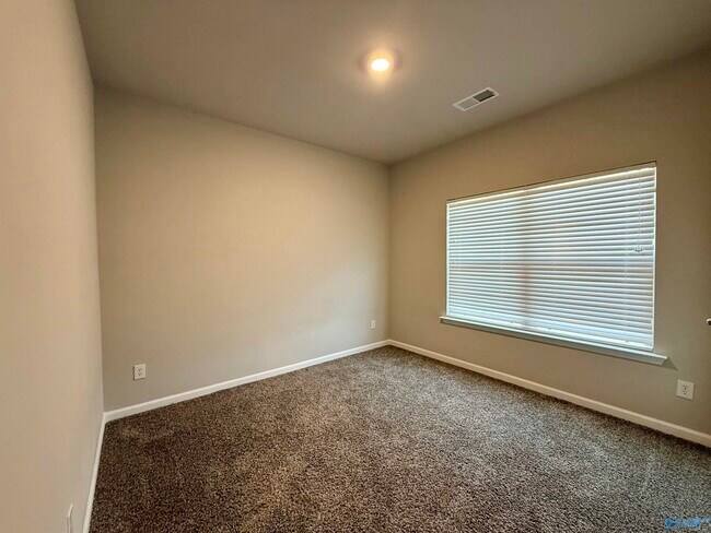 Building Photo - 116 River Haven Dr