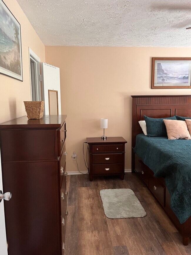 Master BR - 4220 Crystal Ct