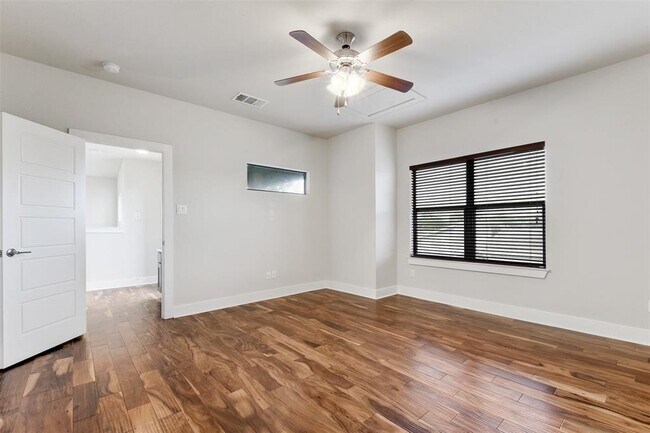Building Photo - 1504 Lorraine Loop