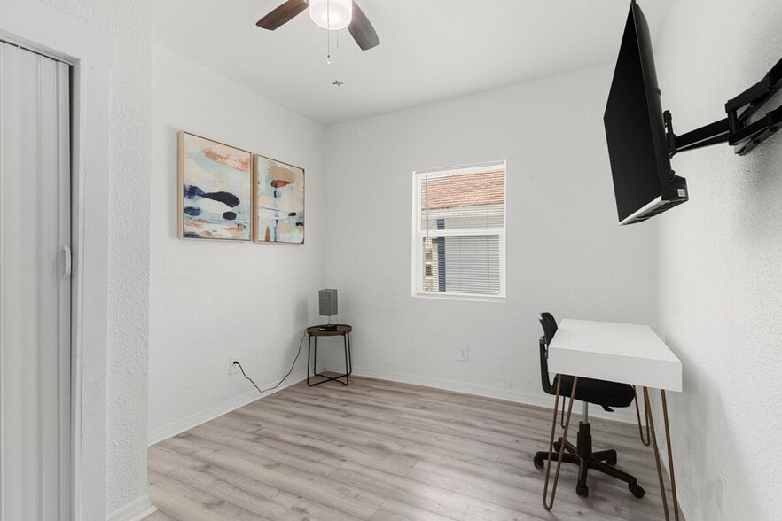 Building Photo - 2213 E 18th Ave