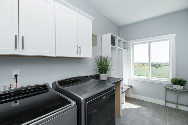 Building Photo - Gorgeous, spacious home on beautiful count...