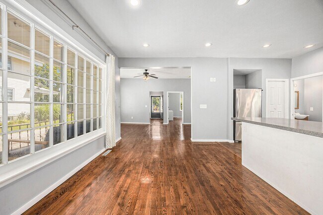 Building Photo - Spacious 5BR/2.5BA in Creston with Garage & Fenced Backyard