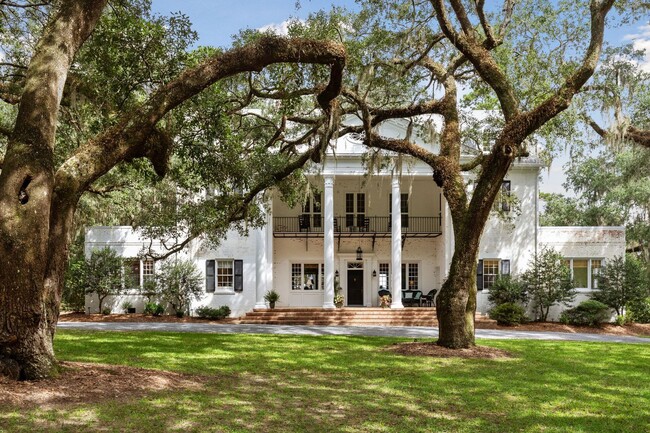 Building Photo - Sprawling Furnished Estate Home on the Ash...