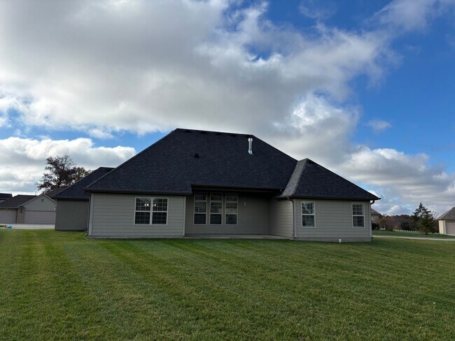 Building Photo - Single Family Home - Available For Rent in Old Hawthorne!