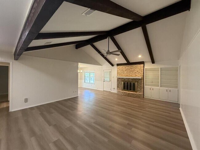 Primary Photo - 1106 Oakwood Dr