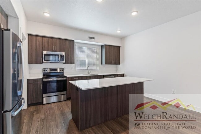 Building Photo - Beautiful 3 Bed 2.5 Bath Townhome in West ...