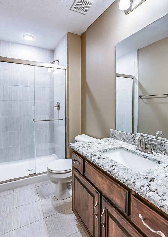Building Photo - 5 Bedroom in Falcon Ridge!!