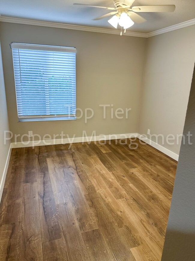 Building Photo - Meticulously renovated 2 Bd/1 Ba, 889 sf, ...