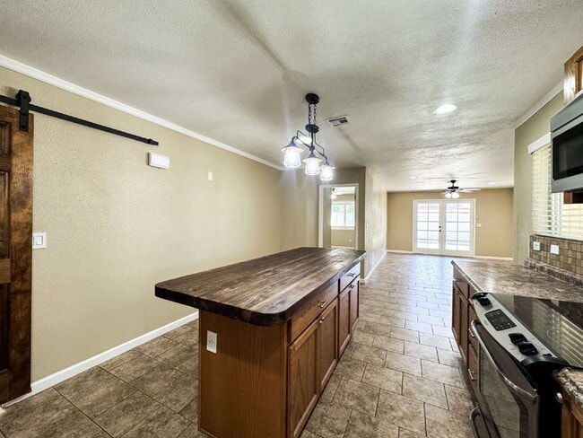 Building Photo - "Newly Updated 3-Bedroom Duplex with 2 Ful...