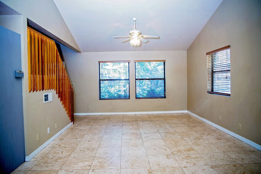 Building Photo - 2562 N Fox Run Dr