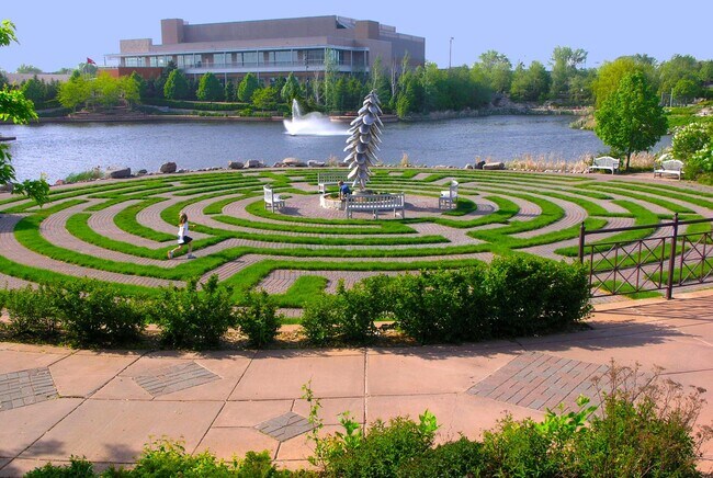 Building Photo - Edina Condo, Vaulted Ceilings, All New Carpet and Paint, In Unit Laundry, Garage Parking, One Mon...