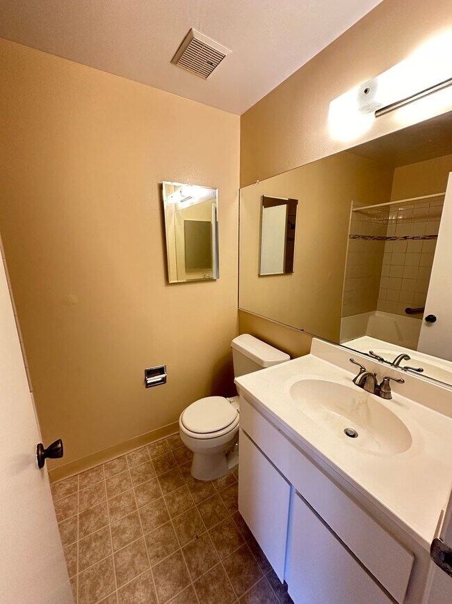 Building Photo - 2 Bed 2 Bath W/ Attached 2 Car Garage
