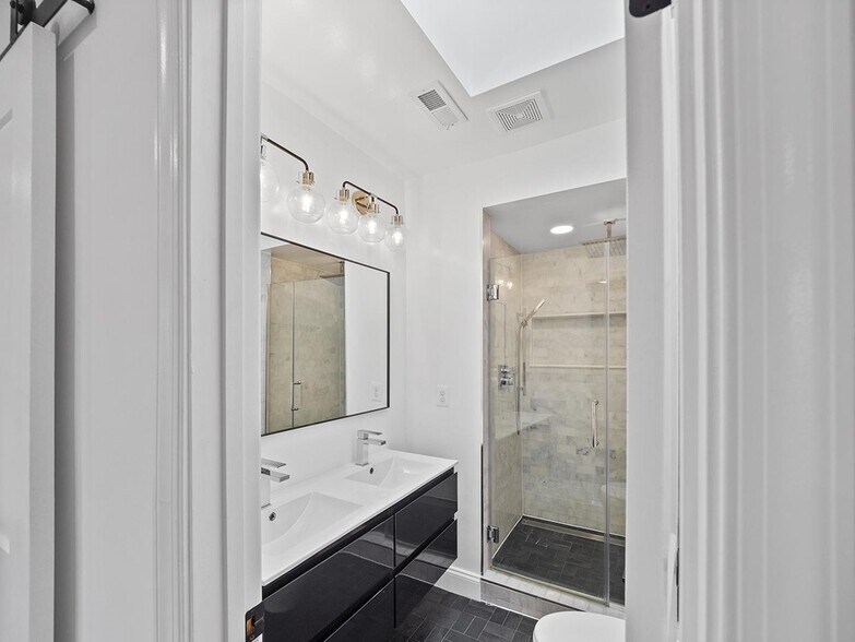 Building Photo - Brightwood Park townhouse near Fort Totten...