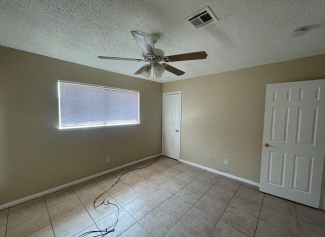 Building Photo - Beautiful 4 Bedroom 2 Bathroom house ( Smo...