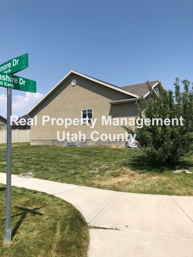 Building Photo - New Lower Price! Updated home in Saratoga Springs