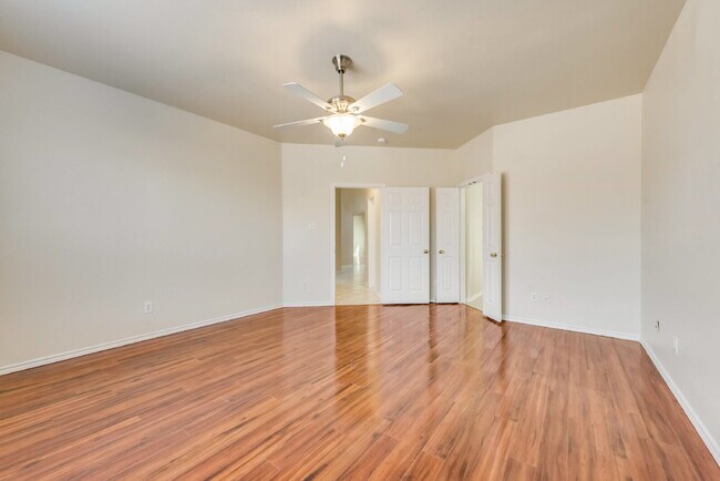 Building Photo - Great 4 bed 2 bathroom 2 story home minute...