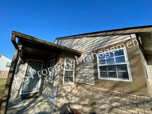 Building Photo - Stunning 4 Bedroom 2 Bathroom Tri-Level Ho...