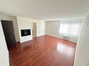 Building Photo - LARGE 1bd/1ba in NoHo WITH Parking!