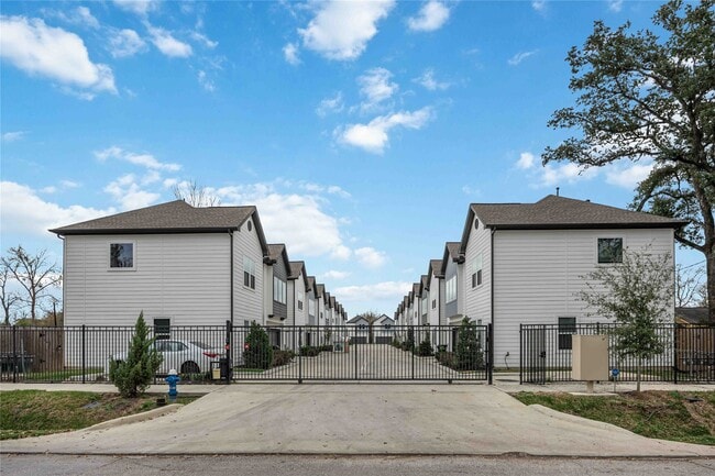 Building Photo - 2611 Huntington Creek Ln