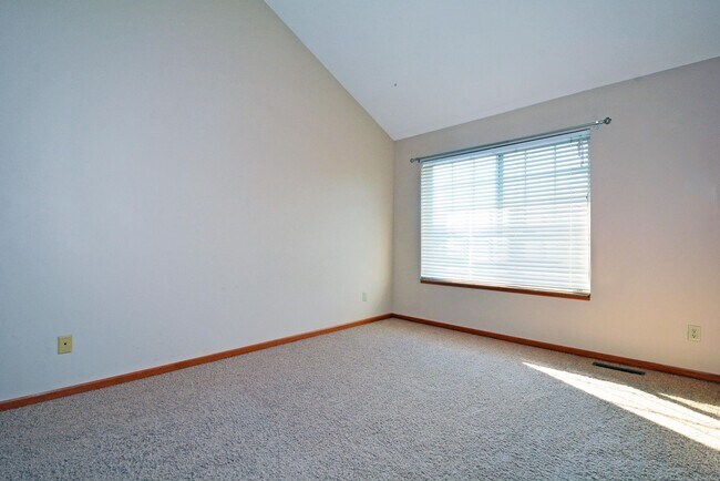 Building Photo - Beautiful 2-Bed 1.5-Bath Available Now in Plymouth!