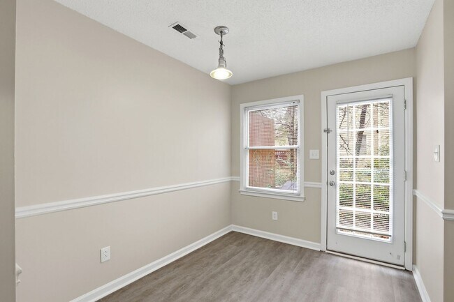 Building Photo - Oakhurst Living at Its Finest (Fresh Paint - New Carpet)