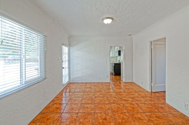 Building Photo - 3809 Crest Dr