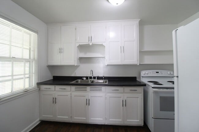 Building Photo - December FREE On This 1 Bedroom 1 Bath Duplex in Navy Hill Area in Olathe