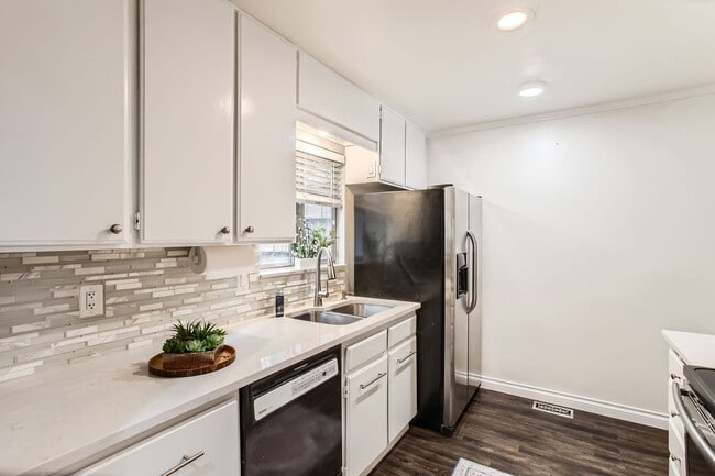 Building Photo - Beautifully Updated 2 Bedroom, 1.5 Bathroo...
