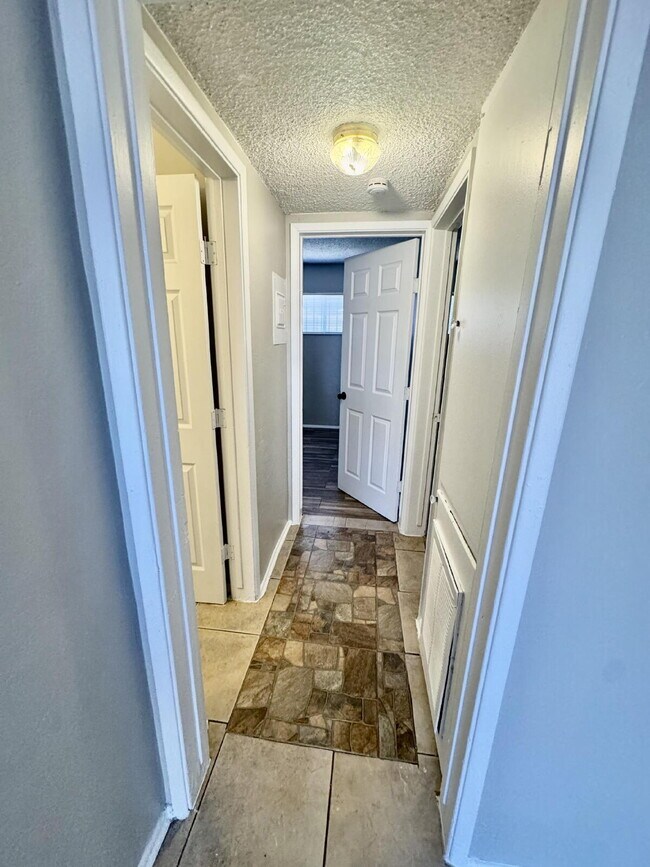 Building Photo - Fresh, Comfortable & Easy to Show!
