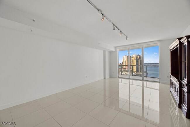 Building Photo - 3000 Oasis Grand Blvd