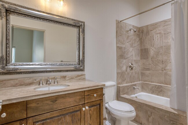 Building Photo - 53740 Avenida Navarro