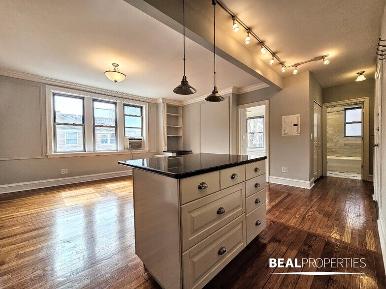 Building Photo - 548 W Surf St