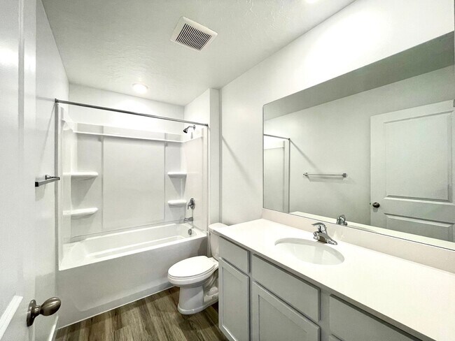 Building Photo - Modern 3-Bedroom Townhome in Provo