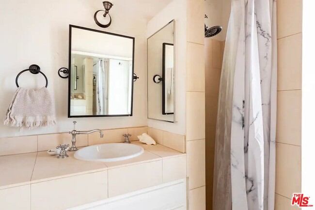 Building Photo - 3539 Canon Dr